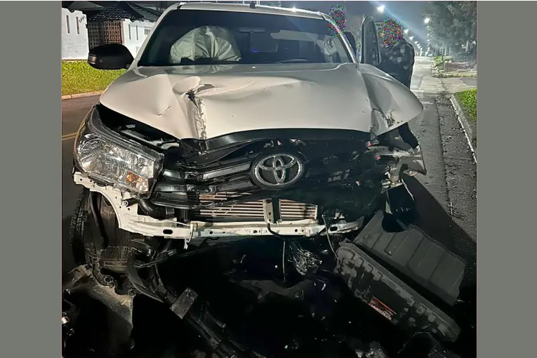 Una camioneta perdió el control y chocó contra un poste durante la madrugada