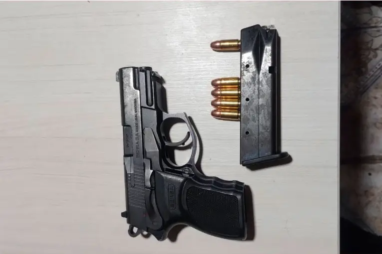 Demoraron a dos menores tras balacera en Paraná: secuestraron un arma y marihuana