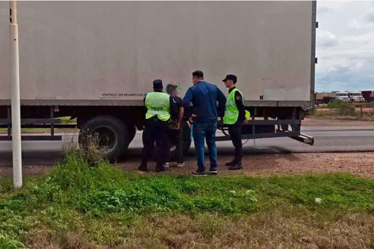 Joven hallada en un camión tras cuatro días de búsqueda: liberaron al chofer y revelaron cómo lograron encontrarla