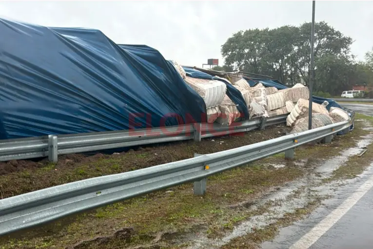 Camión volcó en la circunvalación del Acceso Norte y desparramó su carga durante el temporal de lluvia