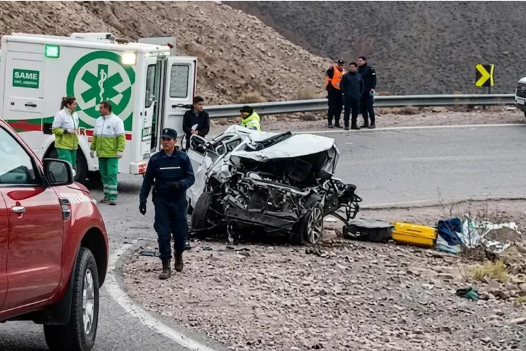 Tragedia en Jujuy: una camioneta cayó 80 metros y murió una mujer