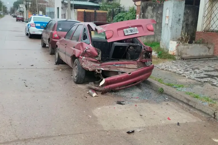Dejó el auto estacionado frente a la casa y lo encontró chocado