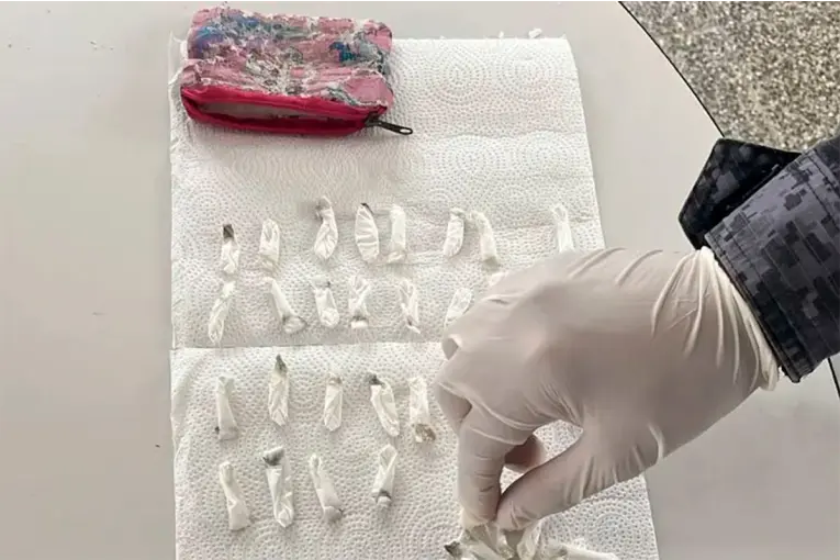 Un nene de dos años llegó al jardín con 71 envoltorios de cocaína y detuvieron a su madre