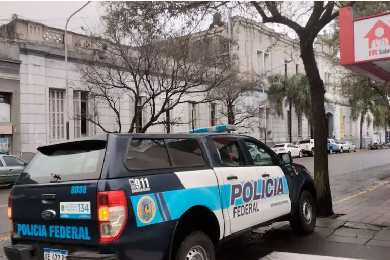 Allanaron la Jefatura Departamental Paraná de la Policía y detuvieron a un subcomisario