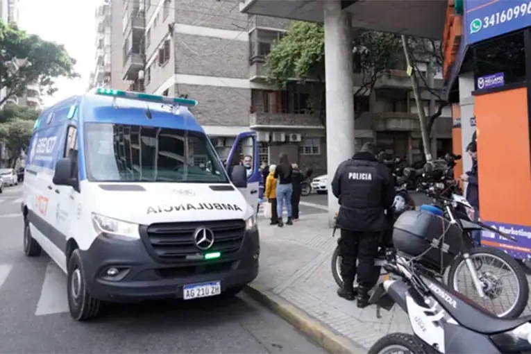 Una mujer murió tras ser apuñalada en una farmacia por su ex pareja