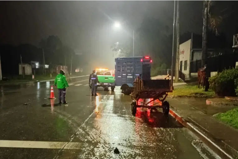 Paraná: una motociclista chocó contra un carro y, al caer, fue atropellada por un camión