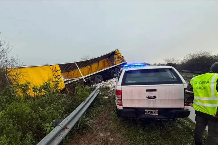 Fuerte choque entre camiones en Santa Fe: uno volcó y perdió parte de la carga