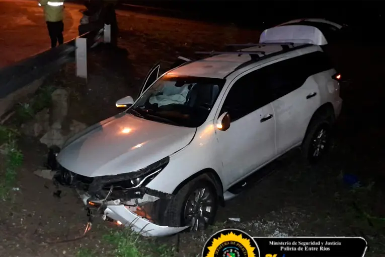 Camioneta despistó y chocó contra un guardarraíl en la Autovía 14