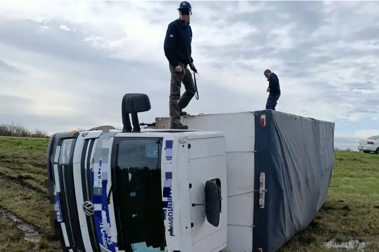 Camión volcó sobre la Ruta 127: viajaba hacia Chajarí con un cargamento de repuestos
