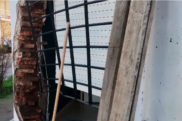 Un auto chocó contra una casa de madrugada y apareció abandonado a varias cuadras