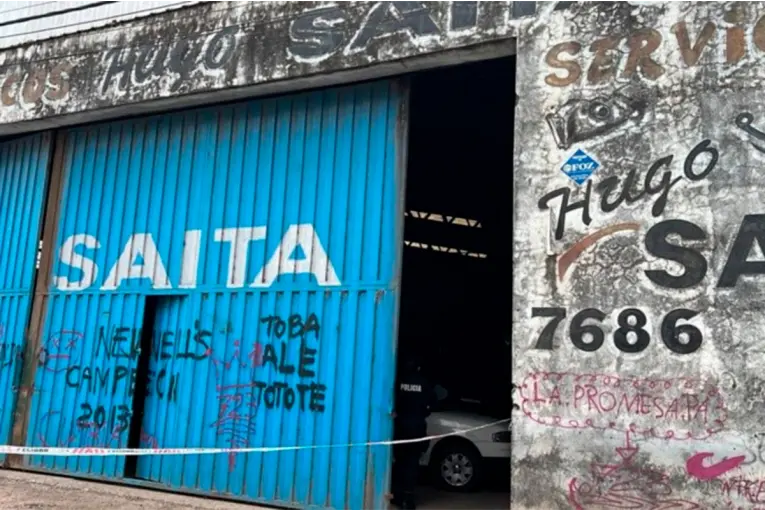 Un colectivo cayó sobre dos mecánicos mientras trabajaban en Santa Fe: uno murió y otro resultó herido