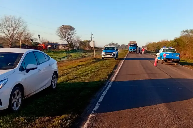 Violento choque frontal entre un camión y un auto dejó tres personas heridas en la Ruta 18