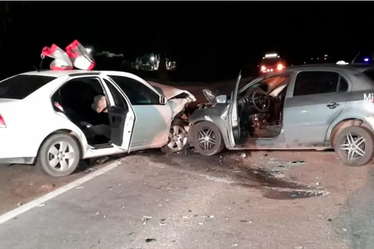Cinco personas resultaron heridas tras un choque entre dos autos en la Ruta 135