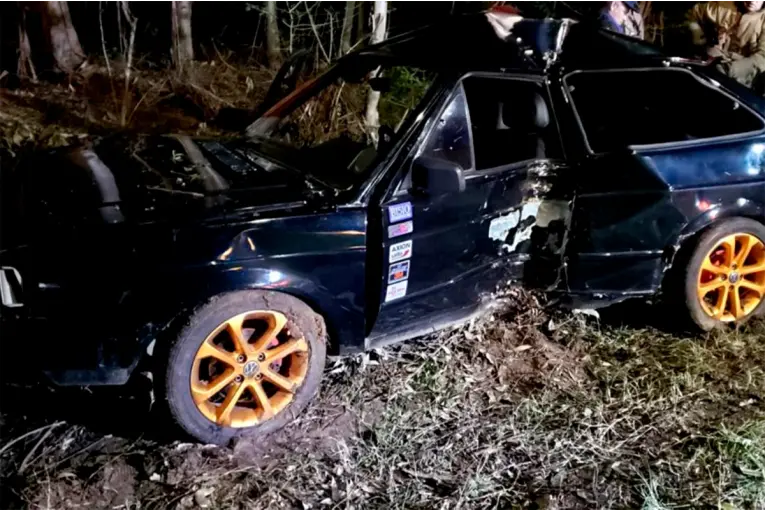 Auto despistó y chocó contra árboles en zona Lago Salto Grande: rescataron a dos personas y las hospitalizaron