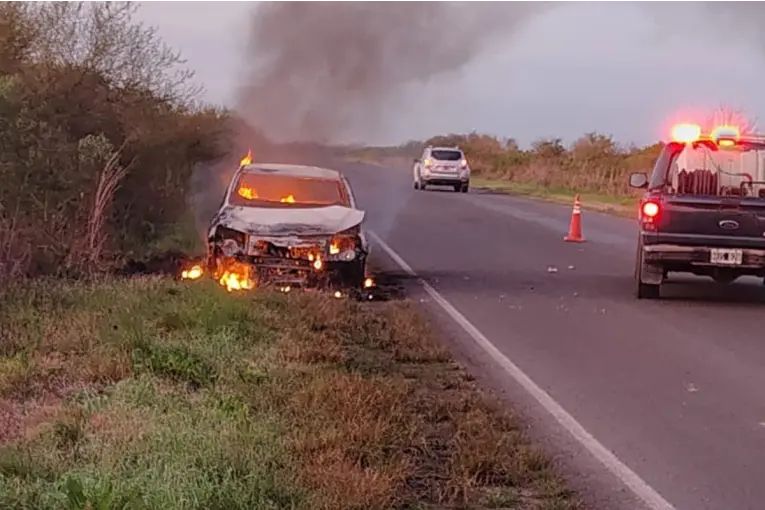 Un incendio consumió un auto y obligó a cortar la Ruta Provincial 20