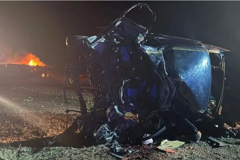 Accidente fatal: una familia que regresaba de un velorio chocó con un camión cisterna