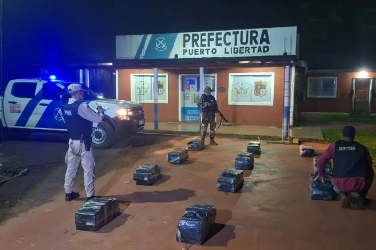 Hallaron un cargamento de marihuana ocultos junto al río Paraná: tenía un valor de $1.300 miilones