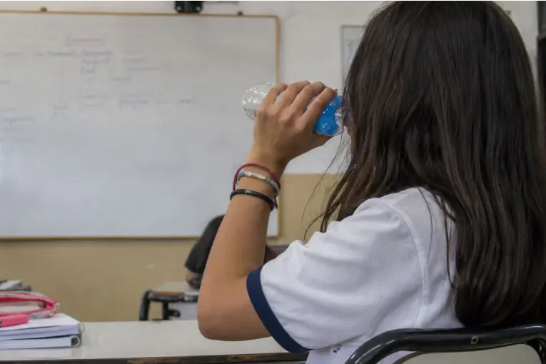 Una estudiante tomó agua en la escuela, se descompensó y su familia asegura que la drogaron