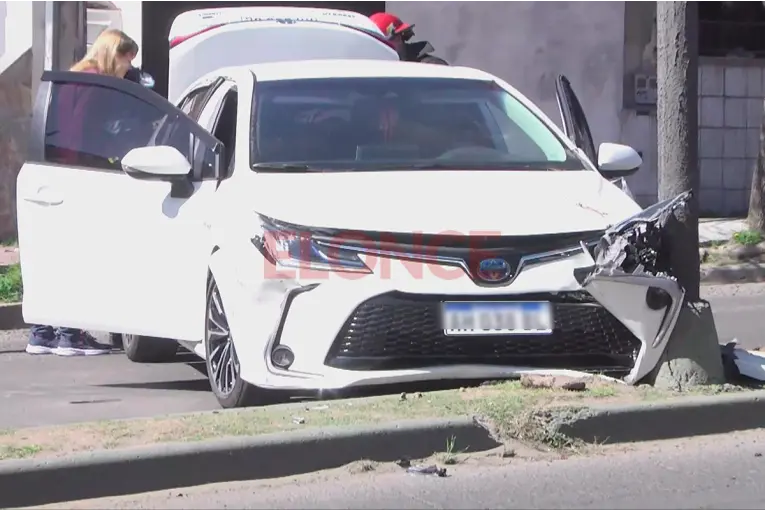 Violento choque sobre avenida Ramírez: una frenada habría desencadenado el accidente