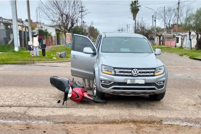 Concordia: hospitalizaron a un motociclista tras ser chocado por una camioneta