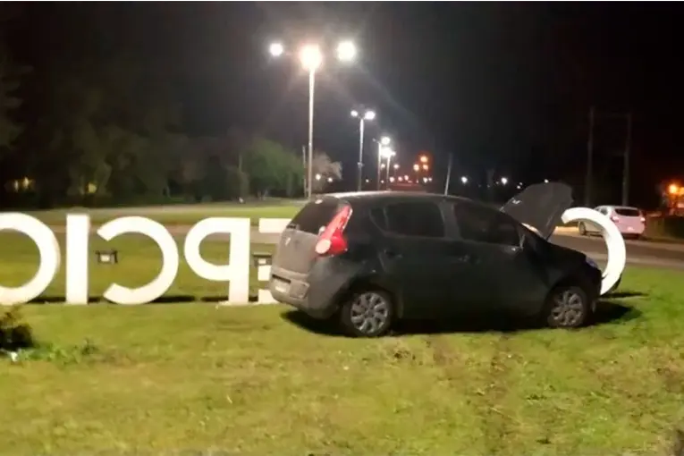 Un auto perdió el control y chocó contra el cartel de ingreso a una ciudad entrerriana