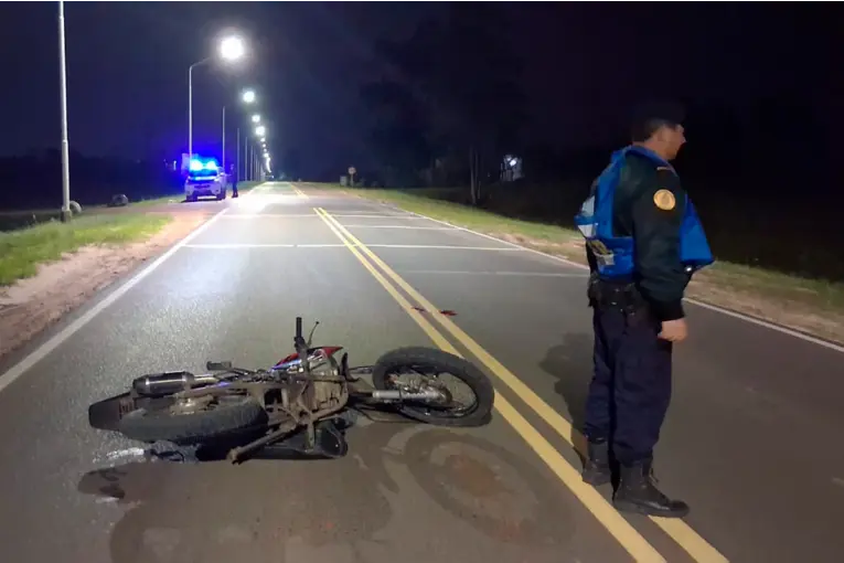 Joven sufrió lesiones graves tras intentar evadir un control policial durante una “picada” de motos