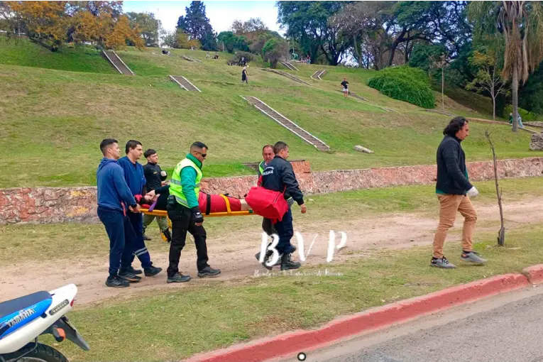 Una mujer se fracturó un tobillo al caer desde una barranca del Parque Urquiza