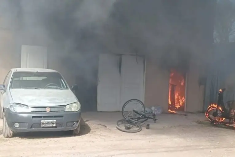 Santa Fe: arrancó la moto, una chispa alcanzó un bidón de nafta y provocó un incendio que dejó internado a un joven