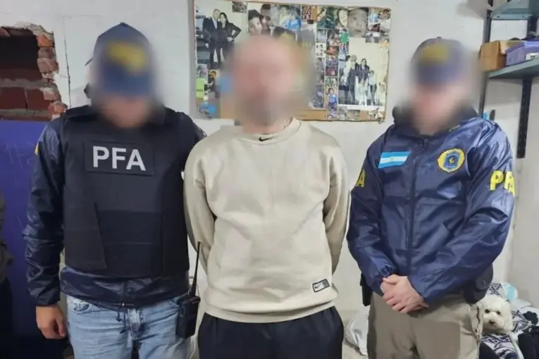 Falsificaban residencias para médicos colombianos en Argentina: detuvieron a tres empleados de Migraciones