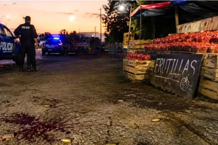 Una pelea por puestos de frutillas en Ruta 168 dejó un hombre en terapia intensiva