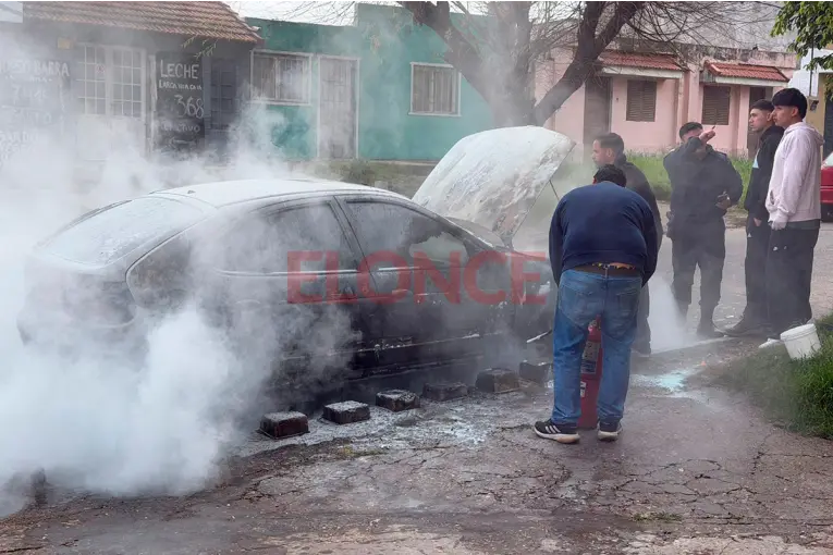 Un auto ardió en llamas en Paraná y se investiga si el incendio fue intencional