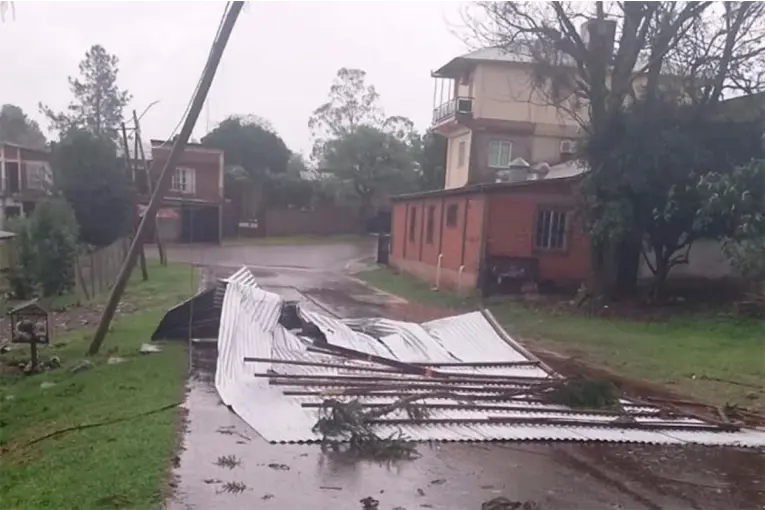 Tornado en localidad misionera voló techos, derribó postes y dejó a familias afectadas