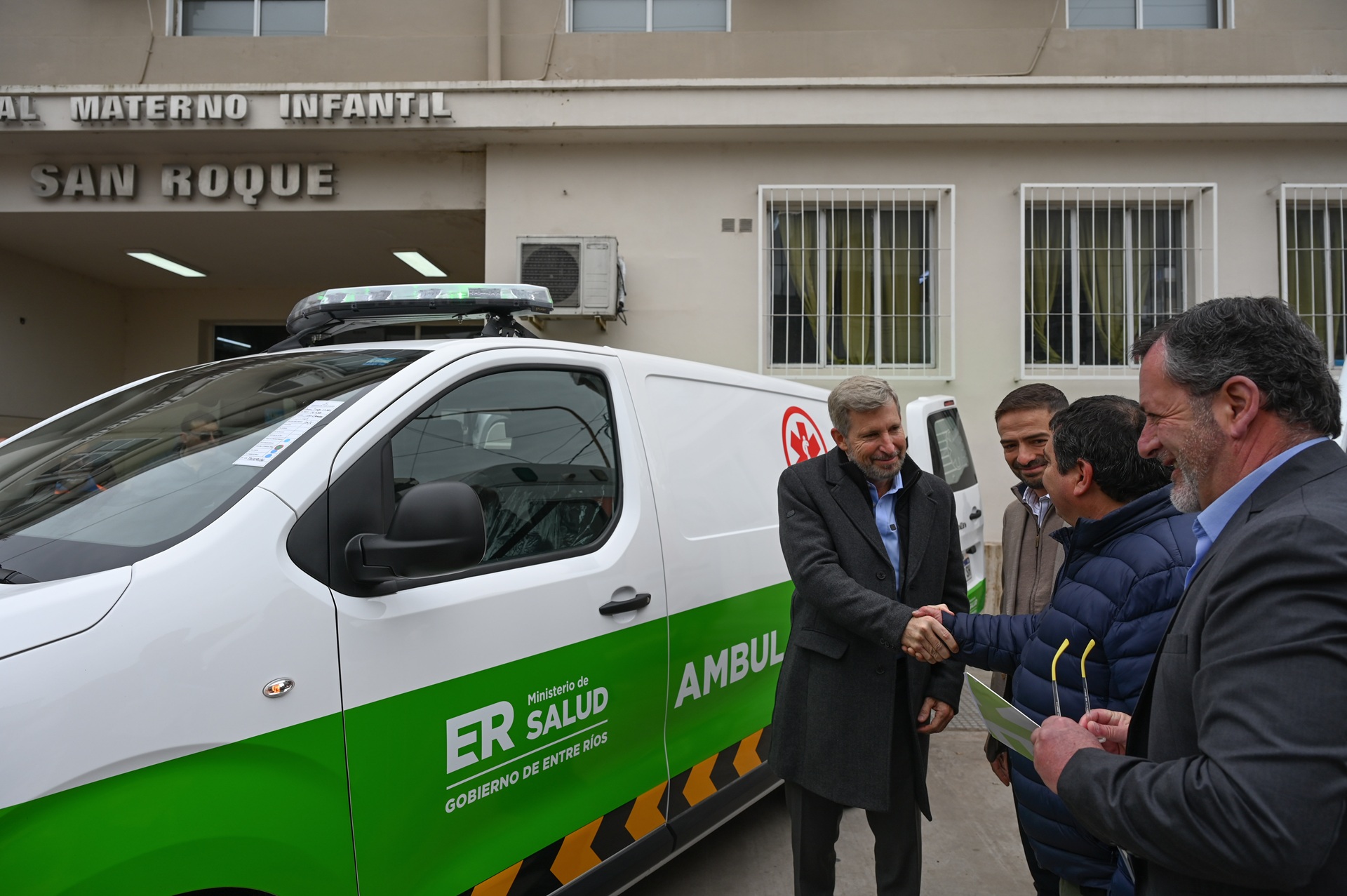 Cuatro nuevas ambulancias y dos motos fueron entregadas a los hospitales San Martín y San Roque de Paraná y al 107