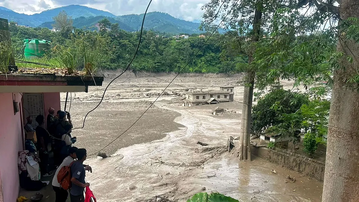 Qué es un GLOF, el fenómeno de hielo tras el desprendimiento del glaciar en Nepal