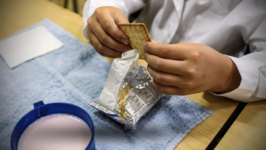 Se ordenó que los desayunos y meriendas escolares no incluyan alimentos con sellos de advertencia
