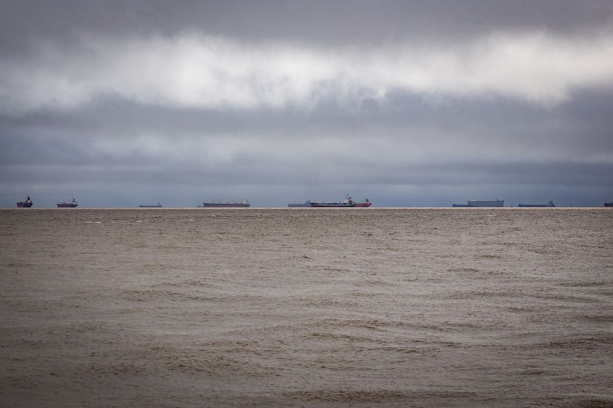 Dos jornadas caóticas dejaron un horizonte poblado de buques inmóviles