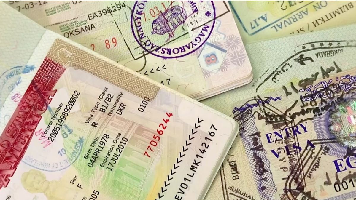 Una jueza anuló la suspensión de visas que impuso Donald Trump a más de 70 países