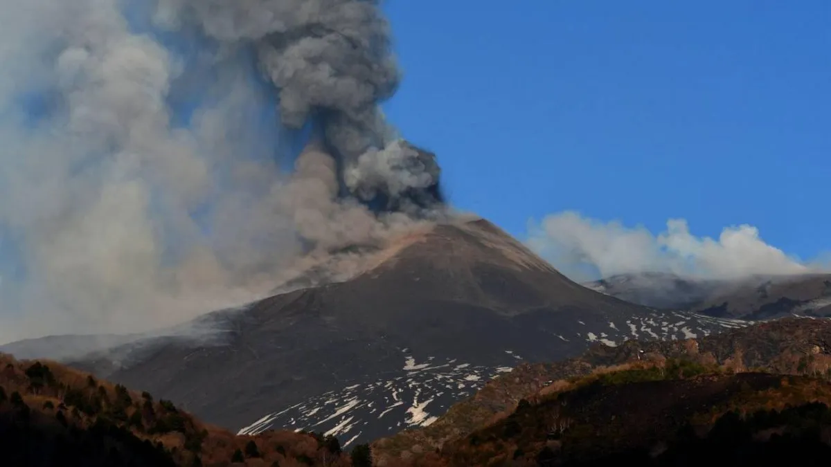 El volcán Etna registró una nueva fase de actividad explosiva y mantiene la alerta aérea en naranja