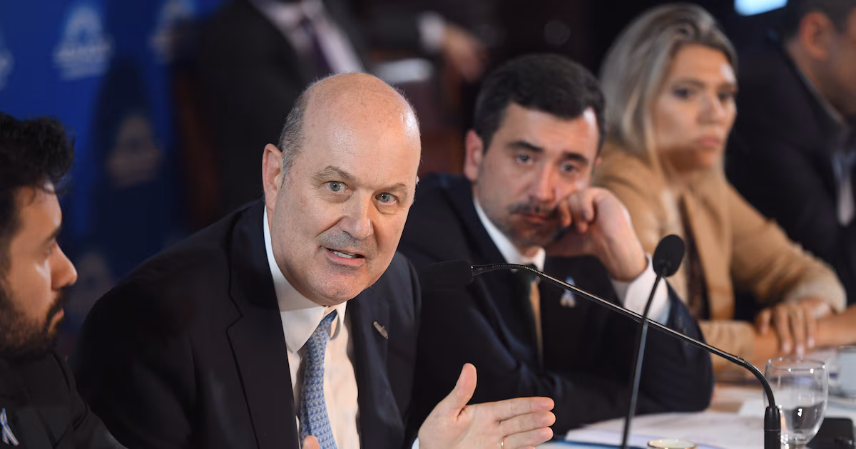 Sturzenegger reavivó la pelea con los prácticos tras el paro que paralizó los puertos: “Es club de 300 personas”