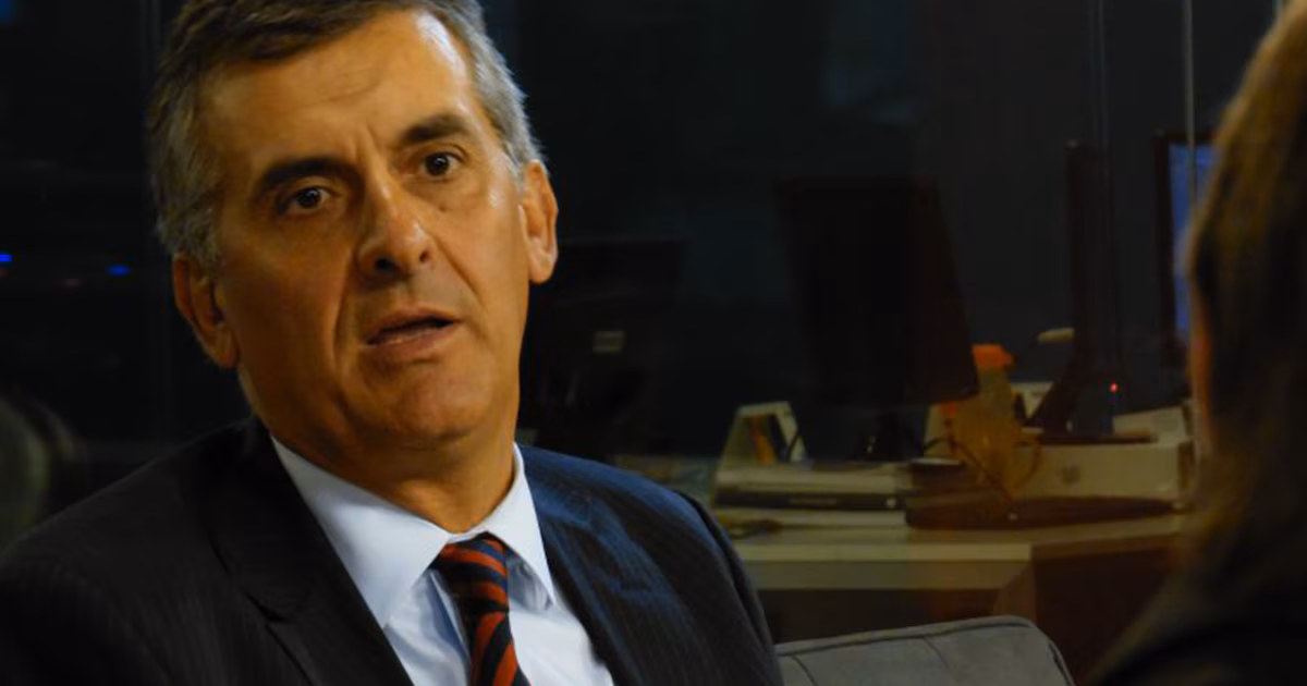 La polémica propuesta de un reconocido economista: cobrar impuestos a la compra de dólares