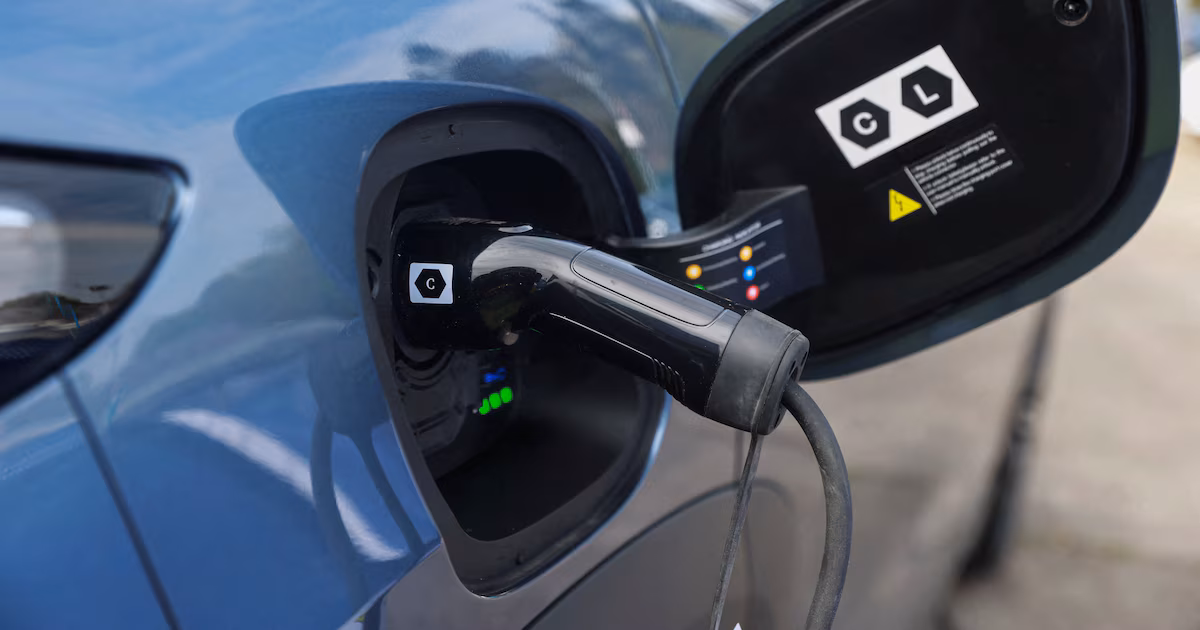 La venta de autos híbridos y eléctricos sigue aumentando y amortigua la caída del mercado