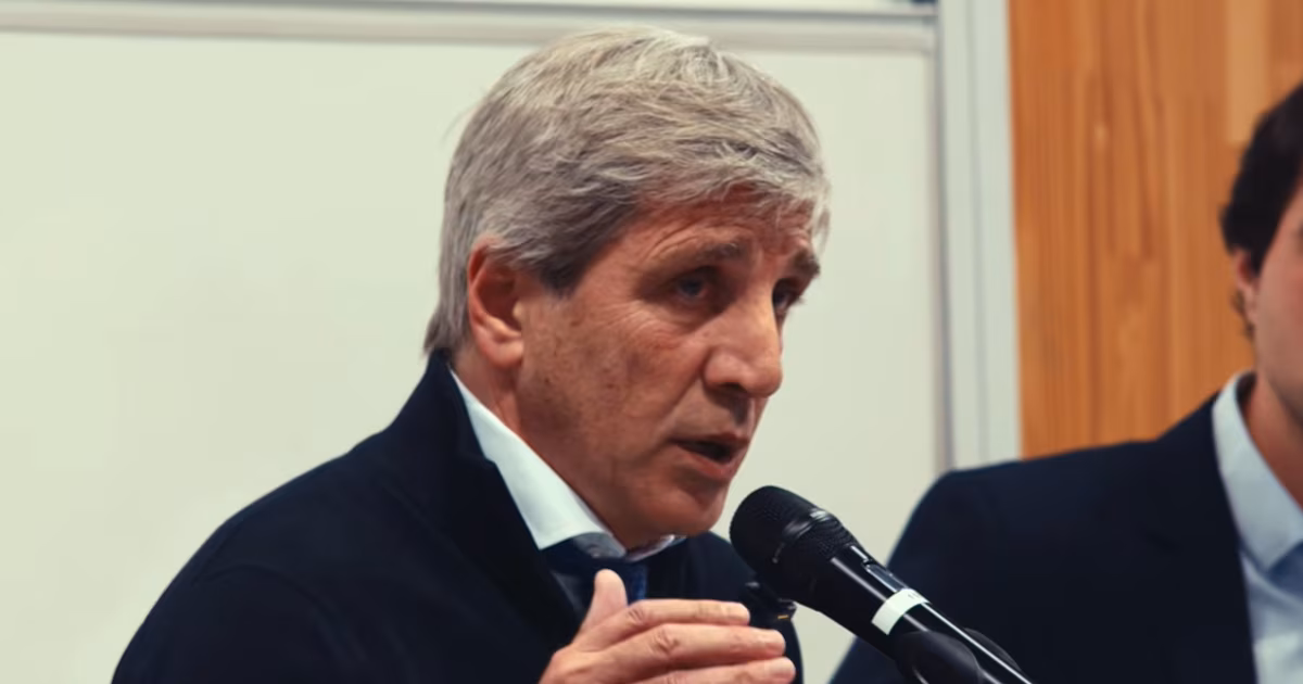 “Traten igual”: Caputo aclaró por qué les pidió a alumnos que convenzan a sus padres de que saquen los dólares del colchón