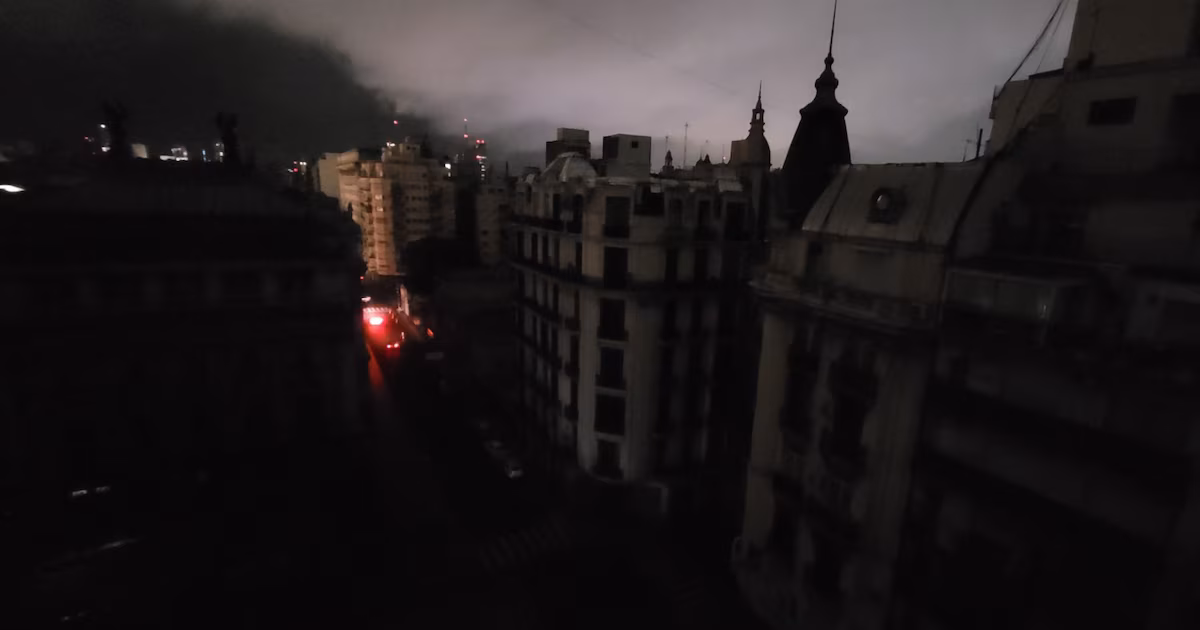 Apagón masivo en el AMBA: investigan si la falla de un interruptor clave generó el corte que dejó sin luz a 600.000 usuarios