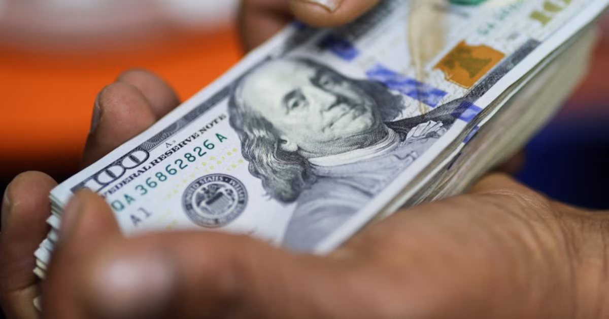 Bajó el dólar y la brecha con el techo de la banda cambiaria es la más amplia en 16 meses