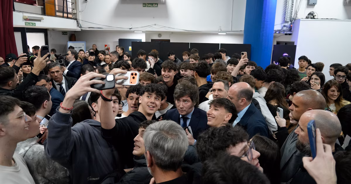 Milei sigue activo en redes, pero sus posteos tienen menos interacciones y en el oficialismo tienen una explicación