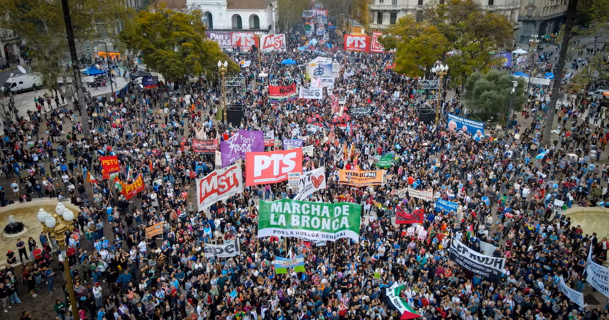 La izquierda se movilizó en la Marcha de la Bronca: “El amor vence al odio, pero mejor es la huelga general”