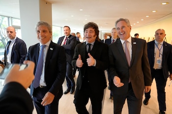 Antes de viajar a Francia, Milei envió un mensaje para los inversionistas y comparó a la oposición con los Hermanos Macana