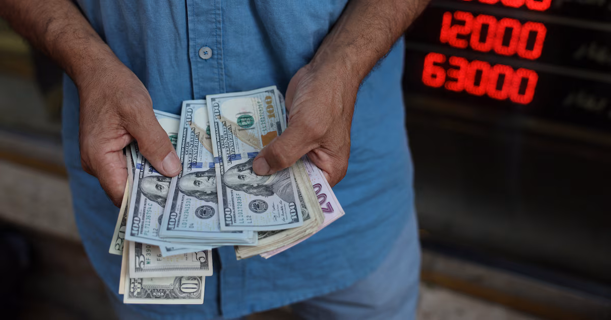 El dólar cayó por tercer día consecutivo y el mercado operó un volumen récord en el año