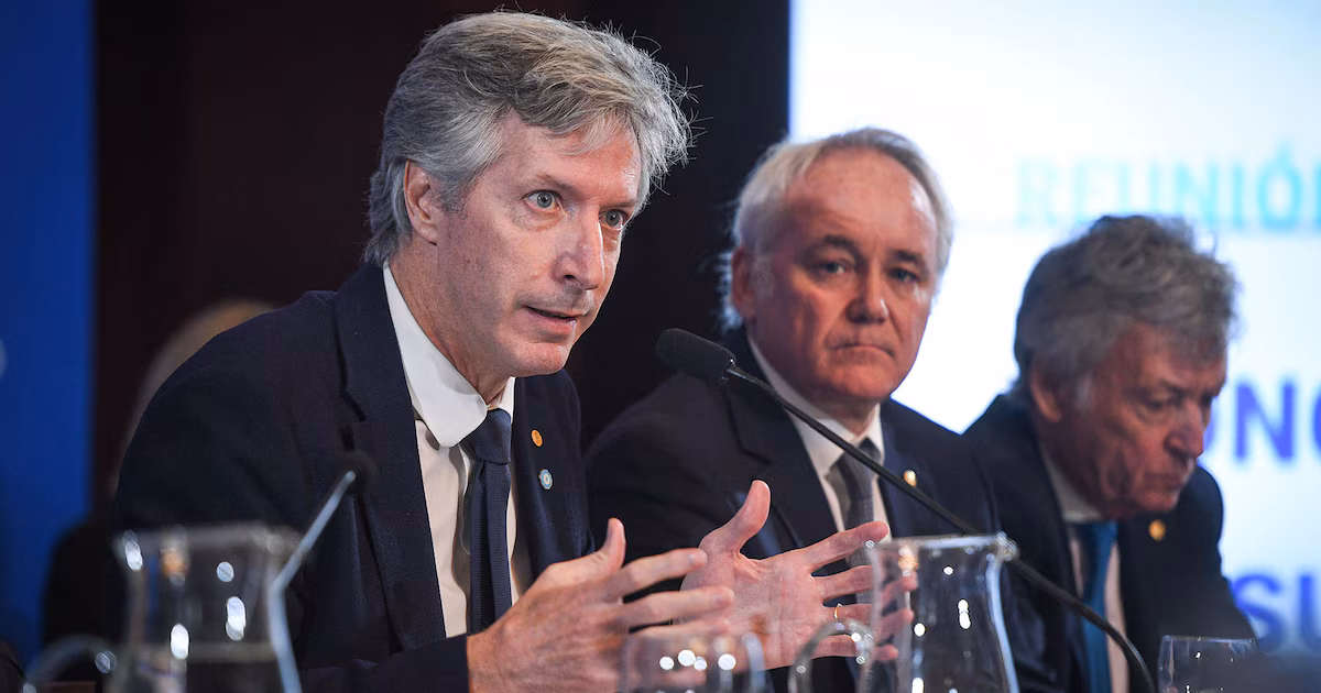 El Banco Central estima que aún faltan ingresar más de USD 4.400 millones de deuda de empresas que ayudarán a contener al dólar