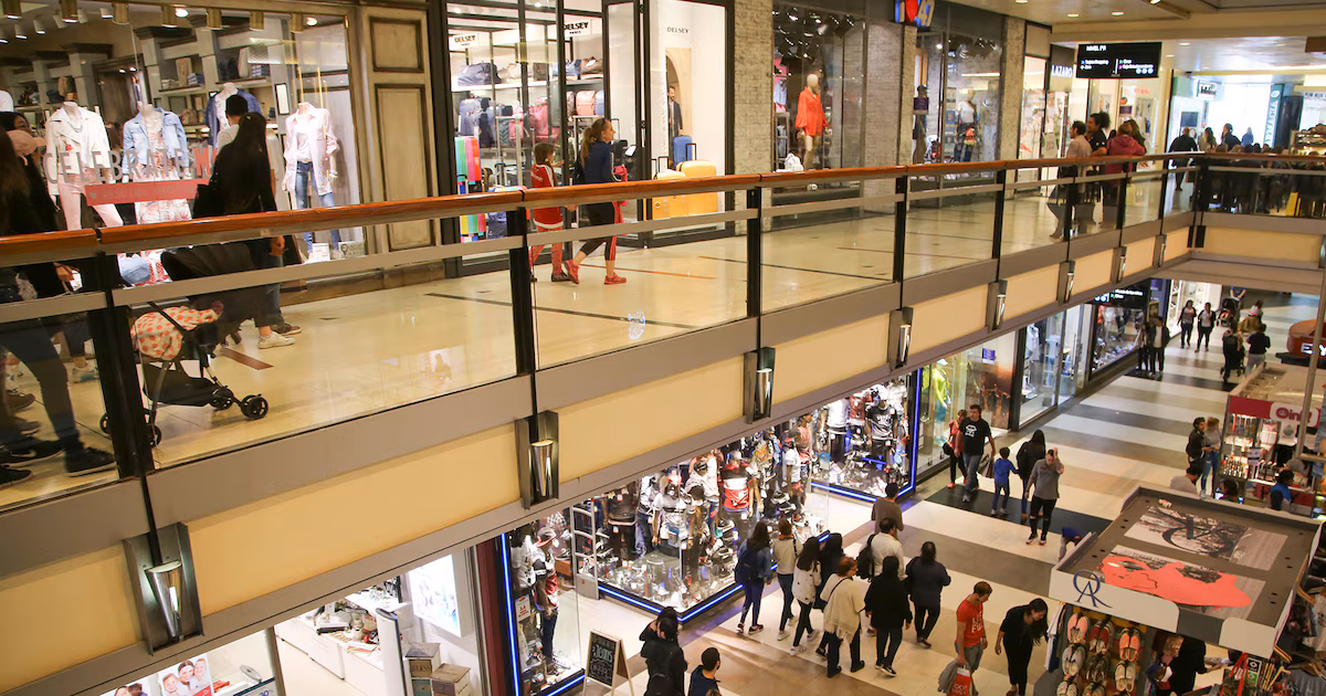 La nueva era del consumo: crece el pesimismo, se recortan gastos y aparece la “bolucompra”
